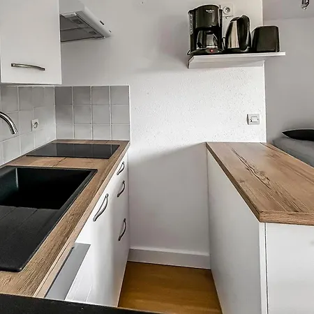 Chaleureux, Parking Prive Proche アパート